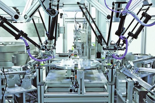 Der Tripod in Stabkinematik mit elektromechanischen Standardkomponenten und ultraleichten Kohlefaserstäben sorgt mit seinem geringen Gewicht für den effizienten Einsatz der Antriebstechnologie. (Bild: Festo)