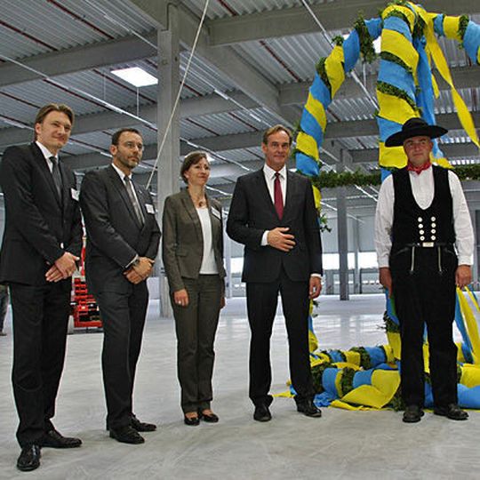 Beim Richtfest (v.l.n.r.): Andreas Fleischer (Goodman), Dr. Michael Kluger (Schenker Deutschland), Bettina Böckle (BMW), Burkhard Jung (OB Leipzig) sowie Zimmermann Lutz Hiller (Max Bögl). Bild: Goodman Beim Richtfest (v.l.n.r.): Andreas Fleischer (Goodman), Dr. Michael Kluger (Schenker Deutschland), Bettina Böckle (BMW), Burkhard Jung (OB Leipzig) sowie Zimmermann Lutz Hiller (Max Bögl). Bild: Goodman