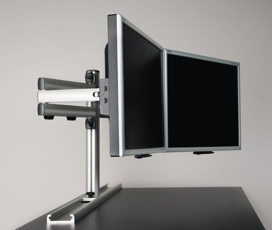 Mit den Auslegerarmen des Monitortragarmsystems DS Rail kann man den Monitor bis zu 600 mm heranziehen oder beliebig zu Seite bewegen. (Bild: Ehmki) Mit den Auslegerarmen des Monitortragarmsystems DS Rail kann man den Monitor bis zu 600 mm heranziehen oder beliebig zu Seite bewegen. (Bild: Ehmki)