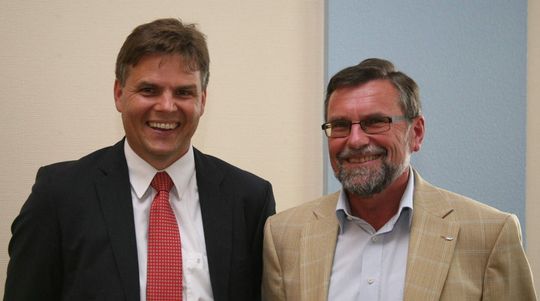 Niklas Beyes (links) ist mit Wirkung vom 1. Juli 2011 zum Mitglied der Geschäftsführung der SKF GmbH bestellt worden. Er übernimmt damit das Amt von Heinz Schonunger, der Ende Juni in den Ruhestand verabschiedet wurde.