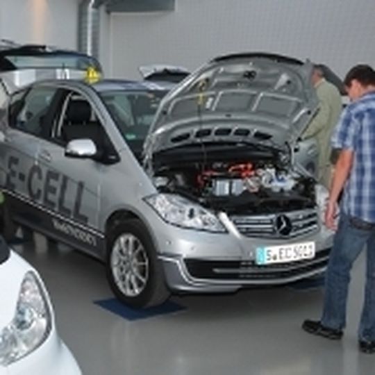 Auf verschiedenen Infoveranstaltungen konnten sich Mitarbeiter aus dem Kfz-Gewerbe umfassend über das Thema Elektromobilität informieren. Auf verschiedenen Infoveranstaltungen konnten sich Mitarbeiter aus dem Kfz-Gewerbe umfassend über das Thema Elektromobilität informieren.