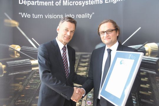 Auszeichnung: Der FAM-Vorstandvorsitzende Wolfgang Bay (links) überreicht den FAM-Förderpreis 2011 an Dr. Sven Kerzenmacher (Bild: Dr. Sven Kerzenmacher)