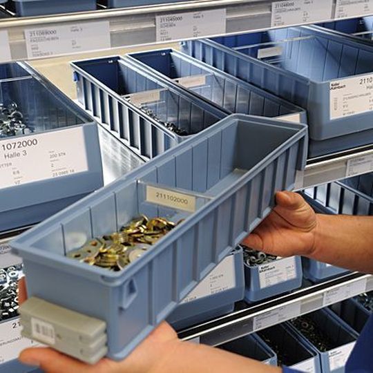 Geht der Bestand an C-Teilen zur Neige, wird der Behälter mit RFID-Transponder aus dem Regal entnommen und in Bestellposition gebracht. Bild: Keller & Kalmbach Geht der Bestand an C-Teilen zur Neige, wird der Behälter mit RFID-Transponder aus dem Regal entnommen und in Bestellposition gebracht. Bild: Keller & Kalmbach