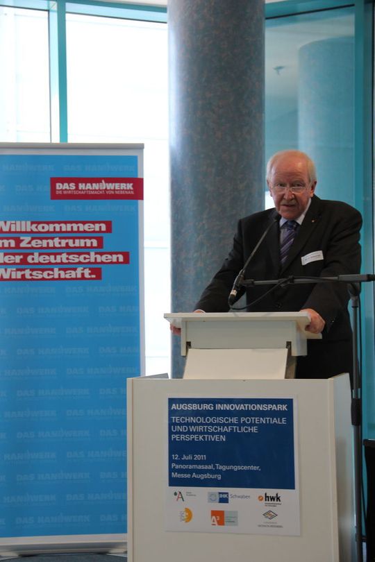 „Wir wollen die richtigen Unternehmen in den Park holen, um Synergien über die gesamte Wertschöpfungskette hinweg zu schaffen – von der Grundlagenforschung bis zum fertigen Produkt in Kleinserie", so Prof. Dr.-Ing. Manfred Hirt, Kompetenzrat, Augsburg Innovationspark. (Bild: Haubert)