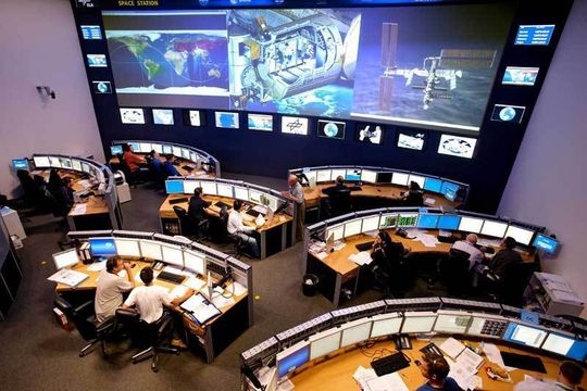 Das Columbus-Kontrollzentrum in Oberpfaffenhofen trägt die Verantwortung für das europäische Weltraumlabor. In Abstimmung mit den Missionskontrollzentren der NASA und der russischen Raumfahrtbehörde Roskosmos wird das wissenschaftliche Programm des Weltraumlabors von Oberpfaffenhofen aus koordiniert. (Quelle: DLR) Das Columbus-Kontrollzentrum in Oberpfaffenhofen trägt die Verantwortung für das europäische Weltraumlabor. In Abstimmung mit den Missionskontrollzentren der NASA und der russischen Raumfahrtbehörde Roskosmos wird das wissenschaftliche Programm des Weltraumlabors von Oberpfaffenhofen aus koordiniert. (Quelle: DLR)