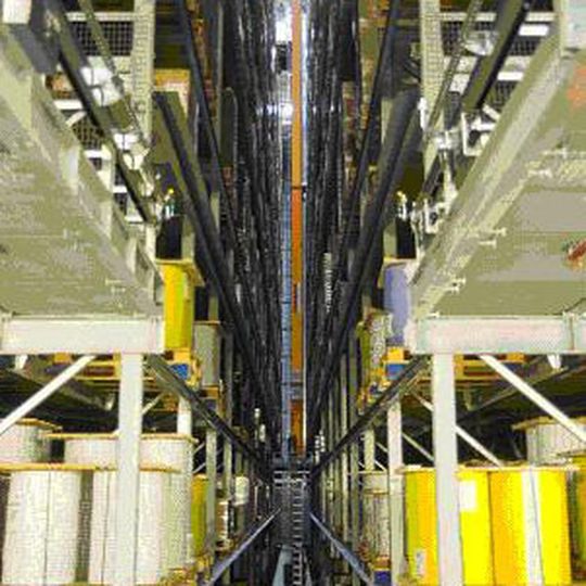 Blick ins Zigarettenlager: Das neue Hochregallager ist 35 m hoch und umfasst sechs Gassen. Bild: Klug Blick ins Zigarettenlager: Das neue Hochregallager ist 35 m hoch und umfasst sechs Gassen. Bild: Klug