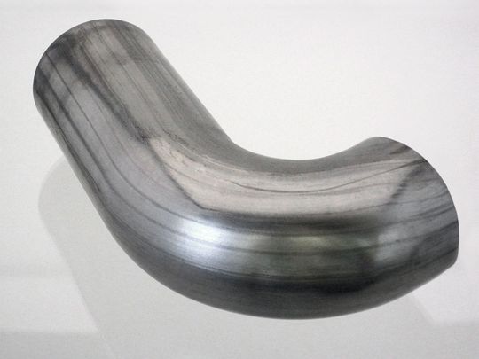 Mit transfluid-Lösung gebogenes Rohr mit einem Durchmesser 50 x 2 mm und einem Biegewinkel größer als 90°. (Bild: Transfluid)