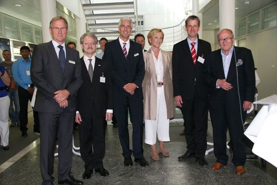 Jubiläumsfeier bei Novotechnik (v. l.): Ernst Halder, Geschäftsführer Technik bei Novotechnik, Dr. Rudolf Colm, Geschäftsführung Robert Bosch, Torsten Wegner, Geschäftsführer Novotechnik, Gabriele Siedle, Geschäftsführerin S. Siedle & Söhne, Christof Bolay, Oberbürgermeister Ostfildern, und Horst Siedle, Geschäftsführer und Inhaber der Siedle-Gruppe Bilder: Novotechnik Jubiläumsfeier bei Novotechnik (v. l.): Ernst Halder, Geschäftsführer Technik bei Novotechnik, Dr. Rudolf Colm, Geschäftsführung Robert Bosch, Torsten Wegner, Geschäftsführer Novotechnik, Gabriele Siedle, Geschäftsführerin S. Siedle & Söhne, Christof Bolay, Oberbürgermeister Ostfildern, und Horst Siedle, Geschäftsführer und Inhaber der Siedle-Gruppe Bilder: Novotechnik