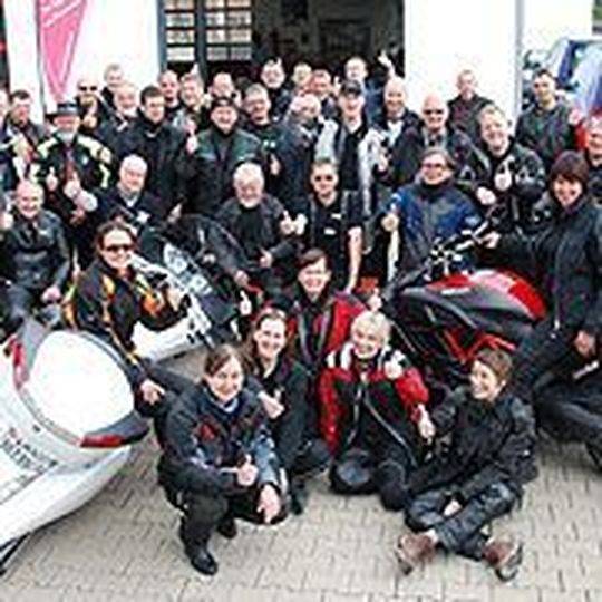 Fotoshooting in der KÜS-Prüfstelle Uwe Wünschmann in Sömmerda. Die Gruppe hebt den Daumen für die perfekte Organisation und Gastfreundschaft des Unternehmens. Fotoshooting in der KÜS-Prüfstelle Uwe Wünschmann in Sömmerda. Die Gruppe hebt den Daumen für die perfekte Organisation und Gastfreundschaft des Unternehmens.