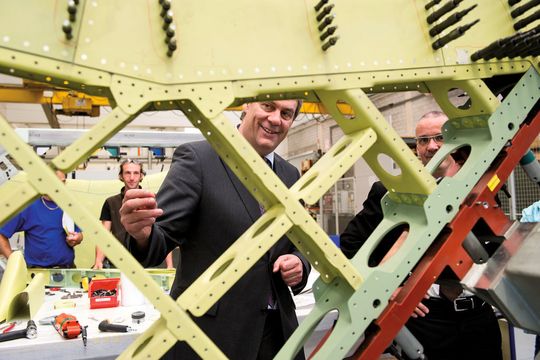 Auch die Verbindungstechnologie, wie in diesem Fall Nieten, muss bis ins letzte Detail beherrscht werden, damit die Strukturbauteile die benötigte Sicherheit und Festigkeit aufweisen. (Bild: Th. Entzeroth) Auch die Verbindungstechnologie, wie in diesem Fall Nieten, muss bis ins letzte Detail beherrscht werden, damit die Strukturbauteile die benötigte Sicherheit und Festigkeit aufweisen. (Bild: Th. Entzeroth)