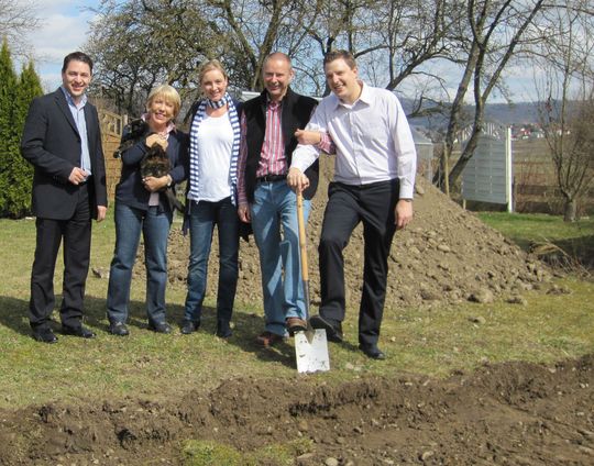 Die Geschäftsführer Till Kugler (links) und Jörg Kugler (rechts) beim Spatenstich für den Neubau der Produktionshalle. (Bild: Kugler)