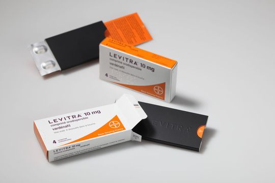 Neues Verpackungskonzept für das Levitra Schmelztabletten: Die Burgopaks bestehen aus einem elegant schwarzen, mattlackierten Cover und einer Pullcard. (Bild: Edelmann)