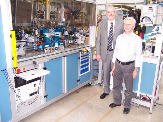 Andreas Strangfeld (50) und Günter Staib (52) nach erfolgreicher Sicherheits-Überprüfung der für ETO gebauten Maschine für die Endmontage und Prüfung von Pneumatik-Ventilen. (Bild: Jokab Safety)