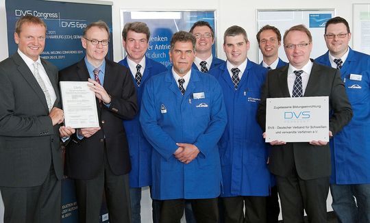 Motiviert für neue Aufgaben: Das Team der DVS-Kursstätte im Anwendungstechnischen Zentrum der Linde AG bei der feierlichen Eröffnung mit dem DVS. (Bild: DVS)