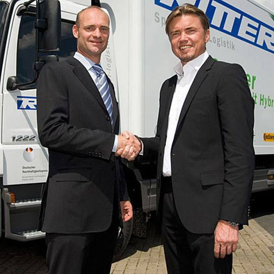 Geschäftsführer Andreas Ritter (rechts) und Marketingleiter Continental Ersatzgeschäft Nutzfahrzeugreifen Deutschland Jan Michaelsen besiegeln den Praxistest bei Ritter Logistik. Bild: Continental Geschäftsführer Andreas Ritter (rechts) und Marketingleiter Continental Ersatzgeschäft Nutzfahrzeugreifen Deutschland Jan Michaelsen besiegeln den Praxistest bei Ritter Logistik. Bild: Continental
