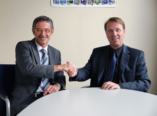 Manuel Martinez, Mitglied der Geschäftsleitung und Leiter Vertrieb bei Röhm, besiegelt die Zusammenarbeit mit Volker Henke, Geschäftsführer von HWR. (Bild: Röhm)