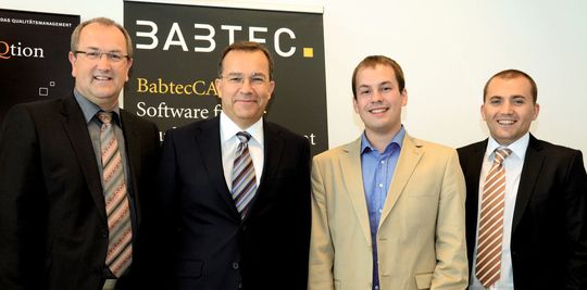 Auch in der neuen Geschäftsstelle für österreichische Kunden da (v.l.n.r.): Peter Hönle, Peter Gruber, Dominic Doppelbauer und Arnes Music. (Bild: Babtec) Auch in der neuen Geschäftsstelle für österreichische Kunden da (v.l.n.r.): Peter Hönle, Peter Gruber, Dominic Doppelbauer und Arnes Music. (Bild: Babtec)