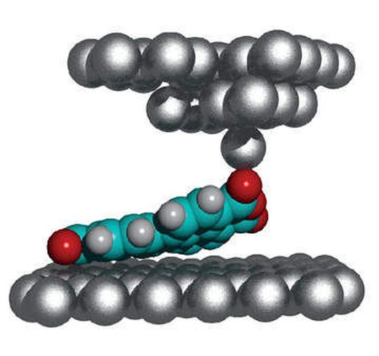 Die auf ein einziges Atom zulaufende Spitze des Rasterkraftmikroskops dockt von oben an einem (rot gefärbten) Sauerstoffatom des zu untersuchenden PTCDA-Moleküls an und hebt es von der Metalloberfläche ab. Über ultrafeine Vibrationen lassen sich die vom Molekül auf die Spitze ausgeübten Kräfte und damit die Lage des Moleküls bestimmen (Bild: Forschungszentrum Jülich)