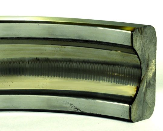 Geriffelte Oberfläche an einem Laufring, verursacht durch Lagerströme <em id="ForP_99542840-A1DB-2A71-AB11BDFA0006B6C9">Bild: Electro Static Technology</em> Geriffelte Oberfläche an einem Laufring, verursacht durch Lagerströme <em id="ForP_99542840-A1DB-2A71-AB11BDFA0006B6C9">Bild: Electro Static Technology</em>