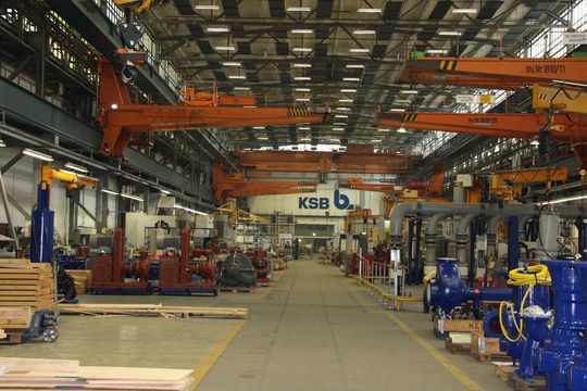 Produktionshalle des Pumpenbauers KSB. (Bild: Sonnenberg) Produktionshalle des Pumpenbauers KSB. (Bild: Sonnenberg)