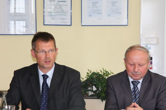 V.l.n.r.: Andreas Schüppel, Geschäftsführer Puralube Zeitz; Wolfgang Bauer, Geschäftsführer Chemie- und Industriepark Zeitz (Bild: Sonnenberg)