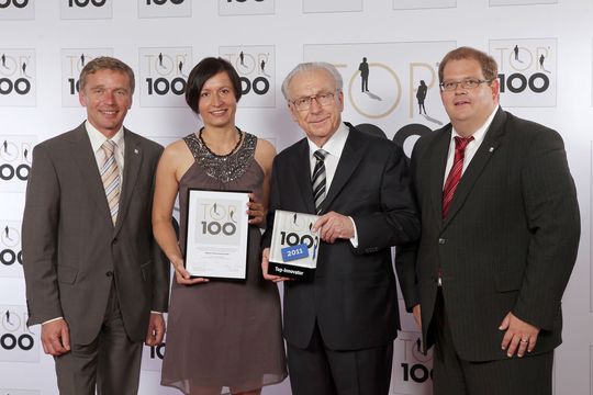 Lothar Späth überreicht Allweier Präzisionsteile die Auszeichnung als Top-Innovator 2011. von links: Wolfgang Riedl-Strasser, Leiter Vertrieb und Einkauf, Simone Allweier, Geschäftsleiterin und Prokurist, Lothar Späth und Stephan Buck, Mitarbeiter des Technischen Vertriebs (Bild: Allweier)
