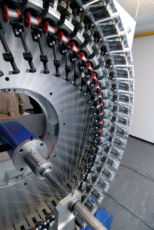 Die individuell programmierbare Rundflechtmaschine Fleru 48 fertigt Gewebeschläuche aus unterschiedlichsten Materialien. Die Webstruktur kann nahezu beliebig variiert werden. (Bild: Weiss) Die individuell programmierbare Rundflechtmaschine Fleru 48 fertigt Gewebeschläuche aus unterschiedlichsten Materialien. Die Webstruktur kann nahezu beliebig variiert werden. (Bild: Weiss)