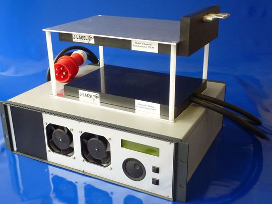 Das Übertragersystem JLIC22 steht für kabelloses induktives Laden der Autobatterie Das Übertragersystem JLIC22 steht für kabelloses induktives Laden der Autobatterie