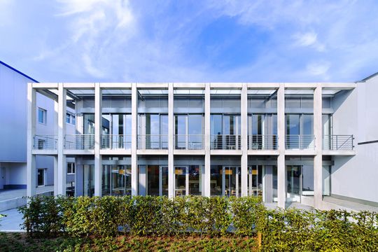 Das neue Schulungszentrum am Stammsitz von Beko Technologies fällt durch seine Fassade auf. (Bild: Freyler)