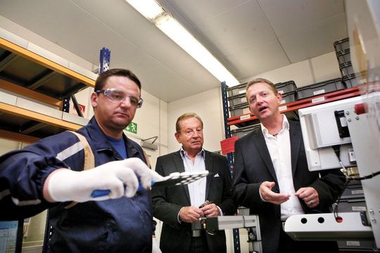 Innovation ist für Arnulf (Mitte) und Andreas Oberascher Trumpf. Metallux hält zahlreiche Patente. (Bild: Metallux) Innovation ist für Arnulf (Mitte) und Andreas Oberascher Trumpf. Metallux hält zahlreiche Patente. (Bild: Metallux)