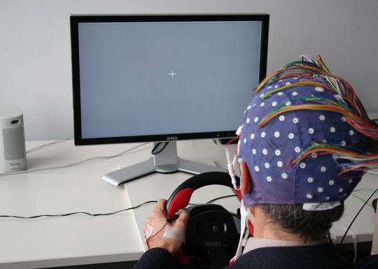 EEG-Bremse: Berliner Forscher wollen Hirnströme für ein neuartiges Bremsassistenzsystem nutzen (Bild: TU Berlin, Dr. Michael Tangermann) EEG-Bremse: Berliner Forscher wollen Hirnströme für ein neuartiges Bremsassistenzsystem nutzen (Bild: TU Berlin, Dr. Michael Tangermann)