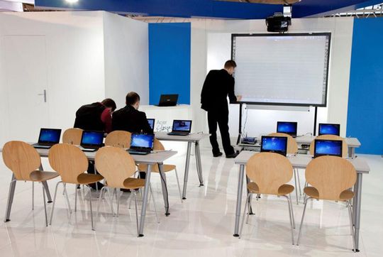 Komplettausstattung eines Klassenzimmers u.a. mit Whiteboard, Lehrer-Notebook und Netbooks. (Messebild: Acer) Komplettausstattung eines Klassenzimmers u.a. mit Whiteboard, Lehrer-Notebook und Netbooks. (Messebild: Acer)