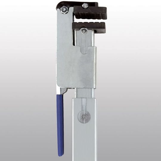 Auch Fahrzeuge mit bis zu 54 mm dicken Bordwänden können den neuen Zwischenwandverschluss MT 1000 Vario von Marotech jetzt nutzen. Bild: Marotech Auch Fahrzeuge mit bis zu 54 mm dicken Bordwänden können den neuen Zwischenwandverschluss MT 1000 Vario von Marotech jetzt nutzen. Bild: Marotech
