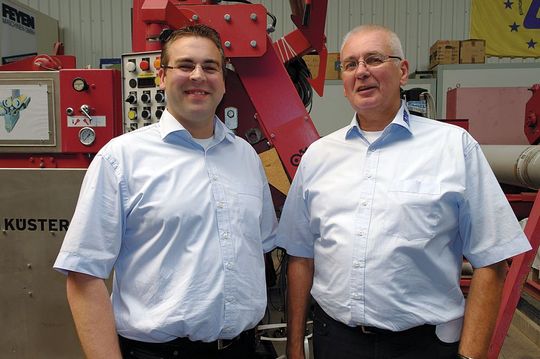 Seniorchef Dieter Feyen (rechts) und Sohn Dieter leiten das Krefelder Familien- unternehmen. (Bild: Schreier) Seniorchef Dieter Feyen (rechts) und Sohn Dieter leiten das Krefelder Familien- unternehmen. (Bild: Schreier)