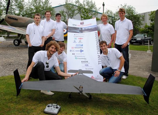 Das Carbongoose-Team mit dem Flugzeug aus CFK. (Bild:CFK-Valley Stade)