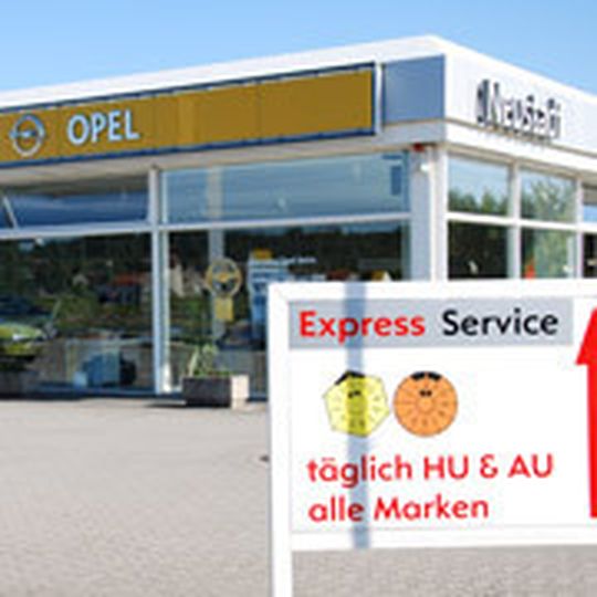 Das Opel-Autohaus Wilhelm Neustadt legt besonderen Wert auf die Präsentation des Zubehörs. Das Opel-Autohaus Wilhelm Neustadt legt besonderen Wert auf die Präsentation des Zubehörs.