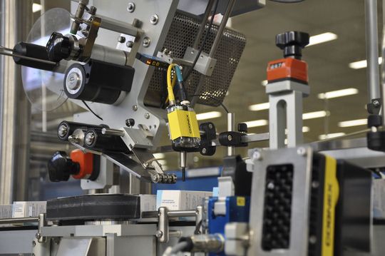 Der DataMan 200 prüft Arzneimittel-Faltschachteln auf das Vorhandensein der Sicherheitsetiketten. (Cognex) Der DataMan 200 prüft Arzneimittel-Faltschachteln auf das Vorhandensein der Sicherheitsetiketten. (Cognex)