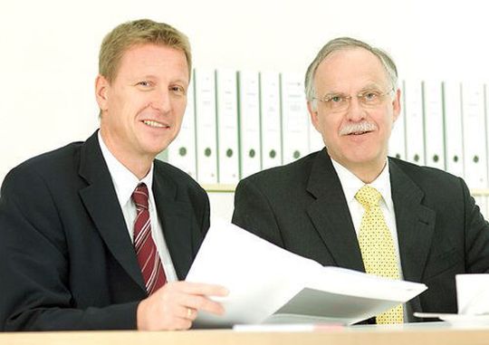 Die Ideengeber: Stefan Schumacher (links), Bereichsleiter Manufacturing-Execution-System-(MES-)Beratung und Rainer Schäfer, Bereichsleiter MES-Entwicklung bei der GFOS mbH. Bild: GFOS Die Ideengeber: Stefan Schumacher (links), Bereichsleiter Manufacturing-Execution-System-(MES-)Beratung und Rainer Schäfer, Bereichsleiter MES-Entwicklung bei der GFOS mbH. Bild: GFOS