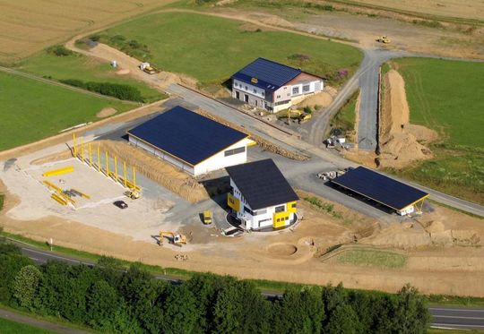 In der Luftaufnahme dominiert das Sun-Haus den neuen Firmensitz des Solarzentrums Mittelhessen. (Bild: Solarzentrum Mittelhessen)