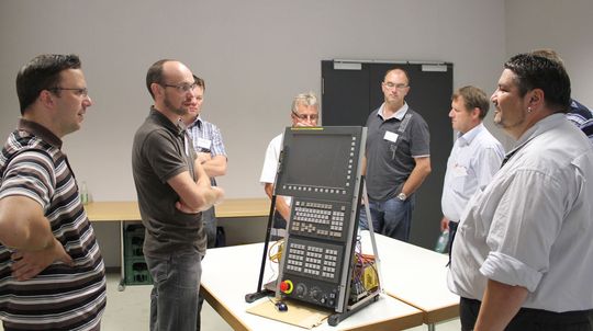 Praktische Diskussion unter SPS-Fachleuten am Beispiel der CNC vom Typ 31i-B5 auf dem Fanuc-Expertenforum. (Bild: Fanuc) Praktische Diskussion unter SPS-Fachleuten am Beispiel der CNC vom Typ 31i-B5 auf dem Fanuc-Expertenforum. (Bild: Fanuc)