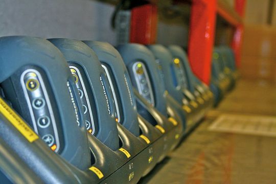 Bild 1: 45 Talkman-T5-Sprachcomputer (hier an der Ladestation) sorgen im globalen Logistikzentrum von Simba Dickie für ermüdungsarme, reibungslose Kommissioniervorgänge. (Bild: Vocollect) Bild 1: 45 Talkman-T5-Sprachcomputer (hier an der Ladestation) sorgen im globalen Logistikzentrum von Simba Dickie für ermüdungsarme, reibungslose Kommissioniervorgänge. (Bild: Vocollect)