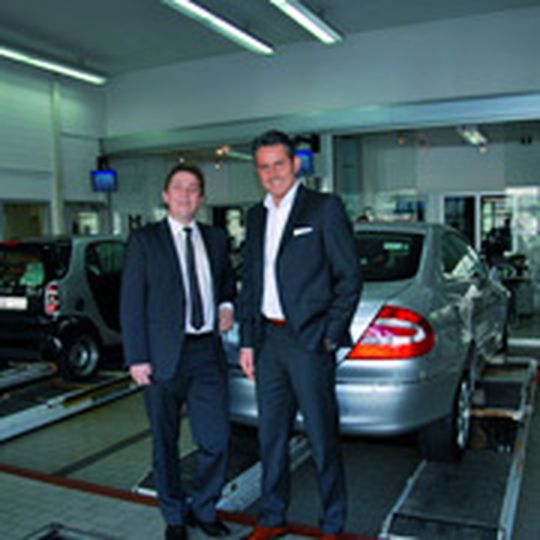 Toralf Jöhrend (li.), Verkaufsberater bei Soft-nrg, und Mario Böhm, Gesamtserviceleiter der Autohausgruppe Dr. Vogler, kooperieren seit 2008. Toralf Jöhrend (li.), Verkaufsberater bei Soft-nrg, und Mario Böhm, Gesamtserviceleiter der Autohausgruppe Dr. Vogler, kooperieren seit 2008.