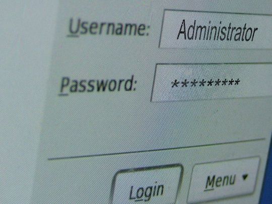 Speziell Root- und Admin-Accounts müssen durch klare Passwortregeln und sichere Softwarelösungen vor unbefugtem Zugriff geschützt werden. Speziell Root- und Admin-Accounts müssen durch klare Passwortregeln und sichere Softwarelösungen vor unbefugtem Zugriff geschützt werden.