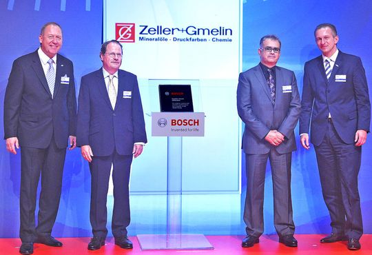 V.l.n.r.: Dr. Karl Nowak (Vorsitzender der Geschäftsleitung Zentralbereich Einkauf, Bosch), Hans-Joachim Schenk (Key-Account Manager Zeller+Gmelin), Michael Große (Bereichsleiter Industrieschmierstoffe, Zeller+Gmelin), Lutz Berg (Vice President, Bosch). (Bild: Zeller + Gmelin) V.l.n.r.: Dr. Karl Nowak (Vorsitzender der Geschäftsleitung Zentralbereich Einkauf, Bosch), Hans-Joachim Schenk (Key-Account Manager Zeller+Gmelin), Michael Große (Bereichsleiter Industrieschmierstoffe, Zeller+Gmelin), Lutz Berg (Vice President, Bosch). (Bild: Zeller + Gmelin)