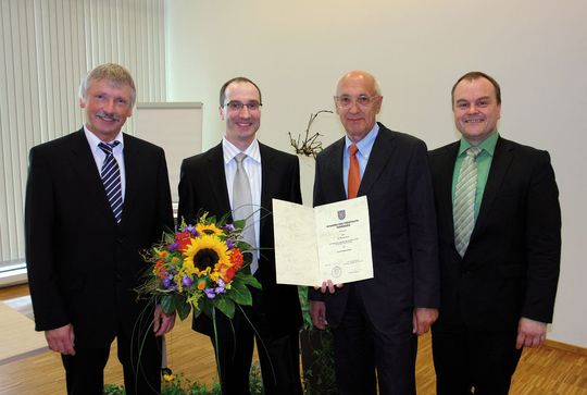 v.l. Prof. Peter Scharff, Rektor der TU Ilemnau, Prof. Michael Rock, Thomas Dehn, Geschäftsführer der Stifert-Firma Dehn + Söhne, Prof. Jochen Seitz, Dekan der Fakultät für Elektrotechnik und Informationstechnik der TU Ilmenau. <em id="ForP_BDC35905-B515-4DC7-60856A8C85B080C0">Bild: Dehn</em> v.l. Prof. Peter Scharff, Rektor der TU Ilemnau, Prof. Michael Rock, Thomas Dehn, Geschäftsführer der Stifert-Firma Dehn + Söhne, Prof. Jochen Seitz, Dekan der Fakultät für Elektrotechnik und Informationstechnik der TU Ilmenau. <em id="ForP_BDC35905-B515-4DC7-60856A8C85B080C0">Bild: Dehn</em>
