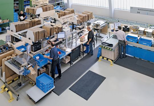 Das Behälterlager ist fördertechnisch mit drei Wareneingangs- sowie mit je vier Kommissionier- und Packplätzen verbunden. Bild: PSB Das Behälterlager ist fördertechnisch mit drei Wareneingangs- sowie mit je vier Kommissionier- und Packplätzen verbunden. Bild: PSB