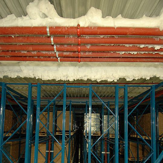 Das Feuerlöschmedium Calancool von Calanbau ist frostsicher bis —30 °C und daher insbesondere für Lagerhäuser und Hochregallager im Tiefkühlbereich geeignet. Bild: Calanbau Das Feuerlöschmedium Calancool von Calanbau ist frostsicher bis —30 °C und daher insbesondere für Lagerhäuser und Hochregallager im Tiefkühlbereich geeignet. Bild: Calanbau