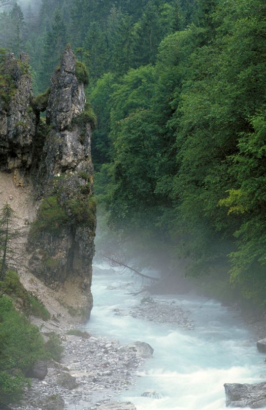 Mit fließendem Wasser lässt sich Strom erzeugen und kühlen. Mit fließendem Wasser lässt sich Strom erzeugen und kühlen.