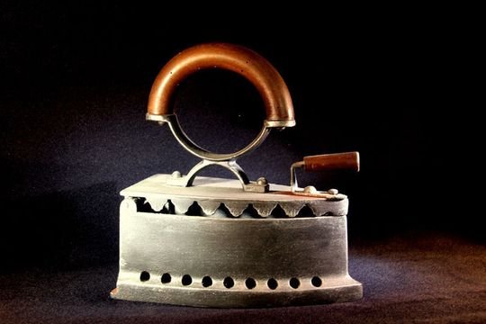 Im Gegensatz zu dem antiken Plätteisen soll das Matrix-42-Tool leicht, elegant wirken und einfacher als SCCM pur zu bedienen sein. Bild: Sabine Holzke/Pixelio Im Gegensatz zu dem antiken Plätteisen soll das Matrix-42-Tool leicht, elegant wirken und einfacher als SCCM pur zu bedienen sein. Bild: Sabine Holzke/Pixelio