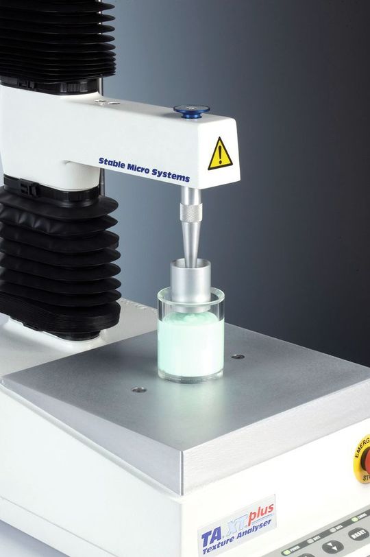TPA ist eine einfache und schnelle Methode zur Bestimmung der Härte, Haftfähigkeit und Kompressibilität halbfester oder standfester Substanzen. (Stable Micro Systems)